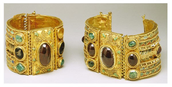 древние браслеты с камнями